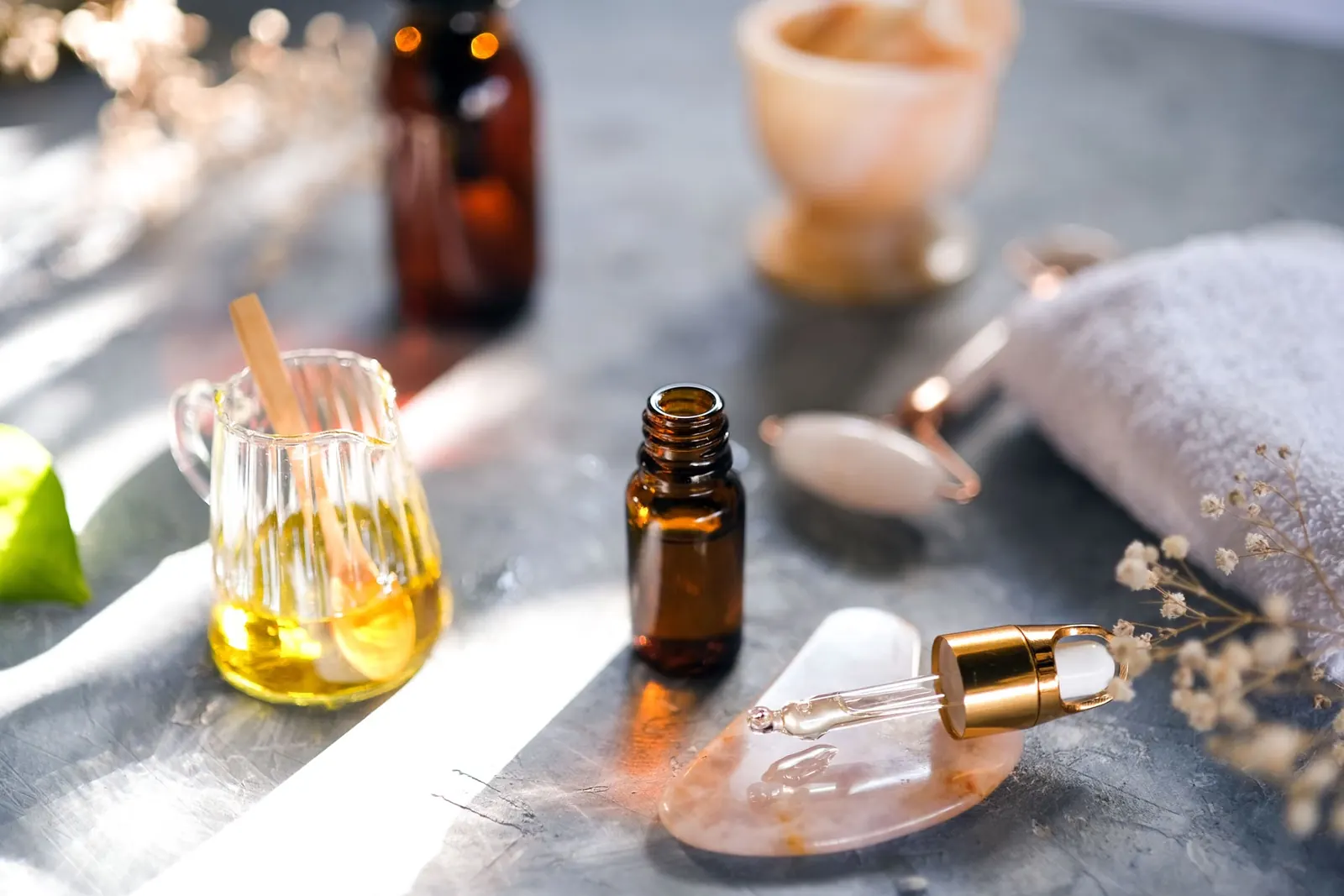 Cam şişelerde aromaterapi masaj yağları