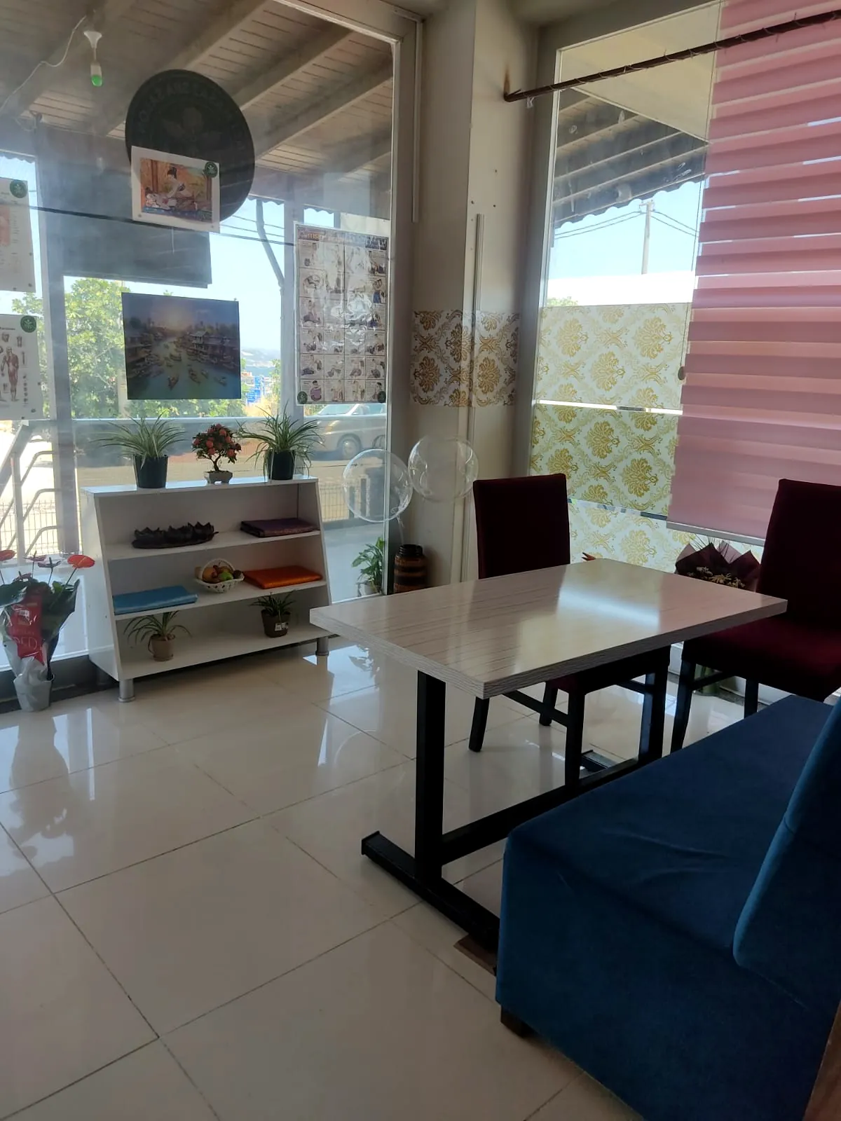 İnci Masaj Salonu'nun aydınlık bekleme alanı