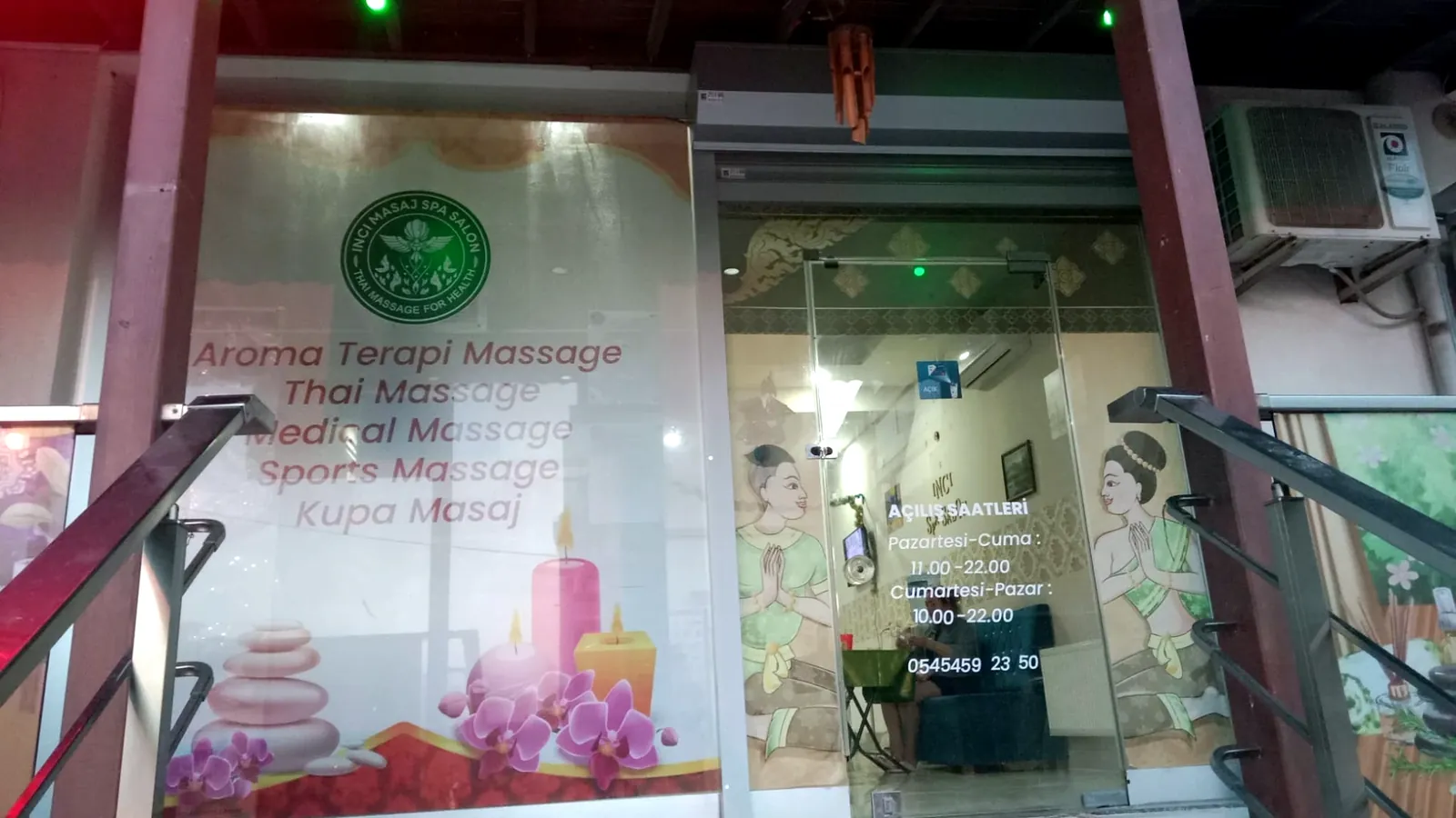 Masaj çeşitlerinin yazdığı salon vitrini